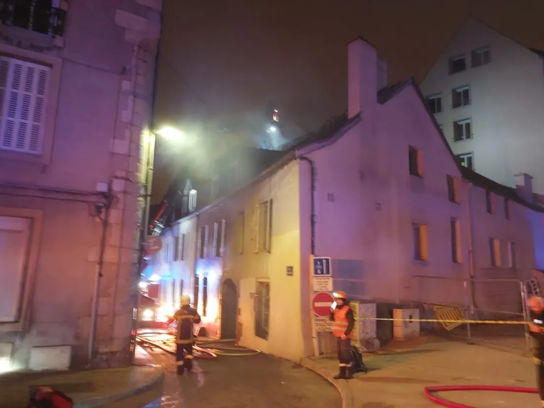 Les pompiers sont intervenus à l’angle de la rue du Suzon et du boulevard de la Trémouille
