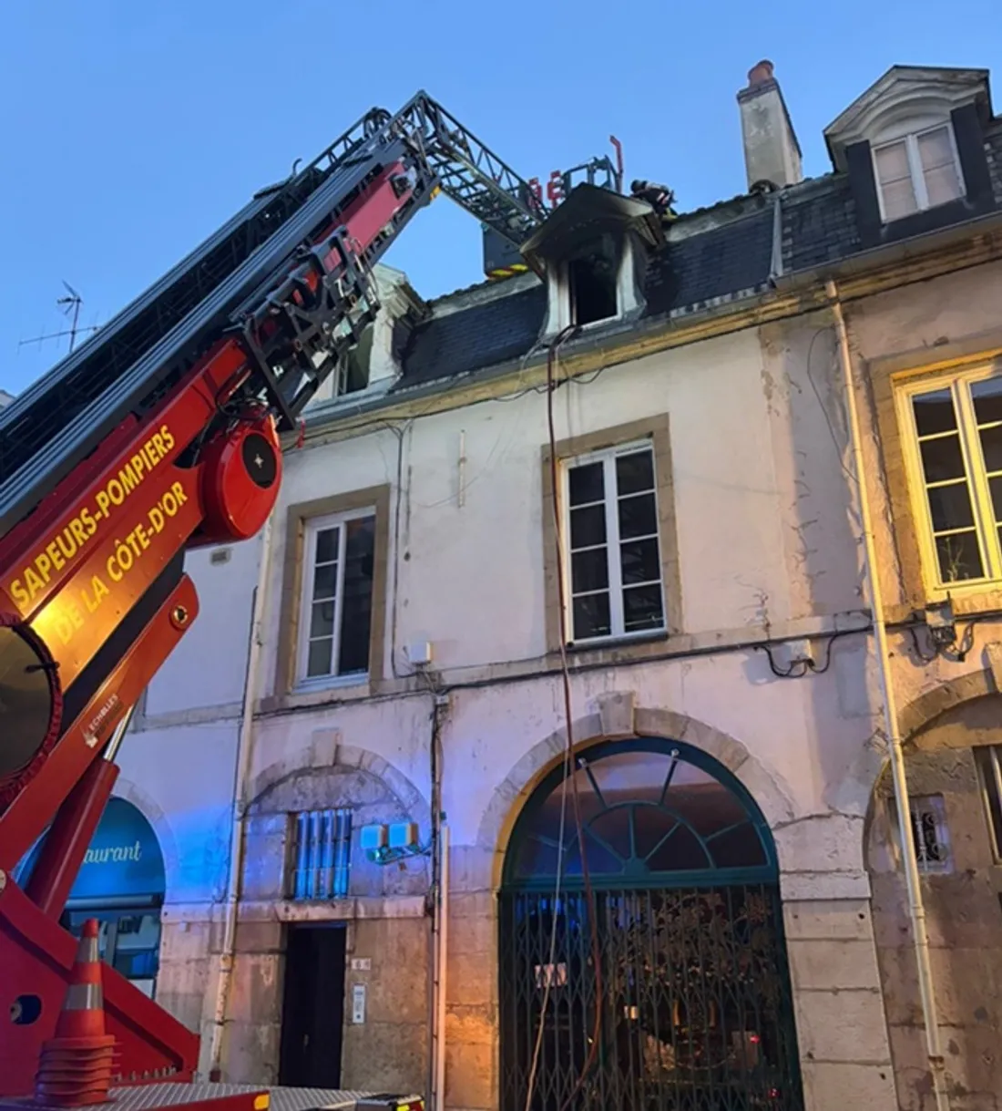Au petit matin, l'incendie était maitrisé par les pompiers 