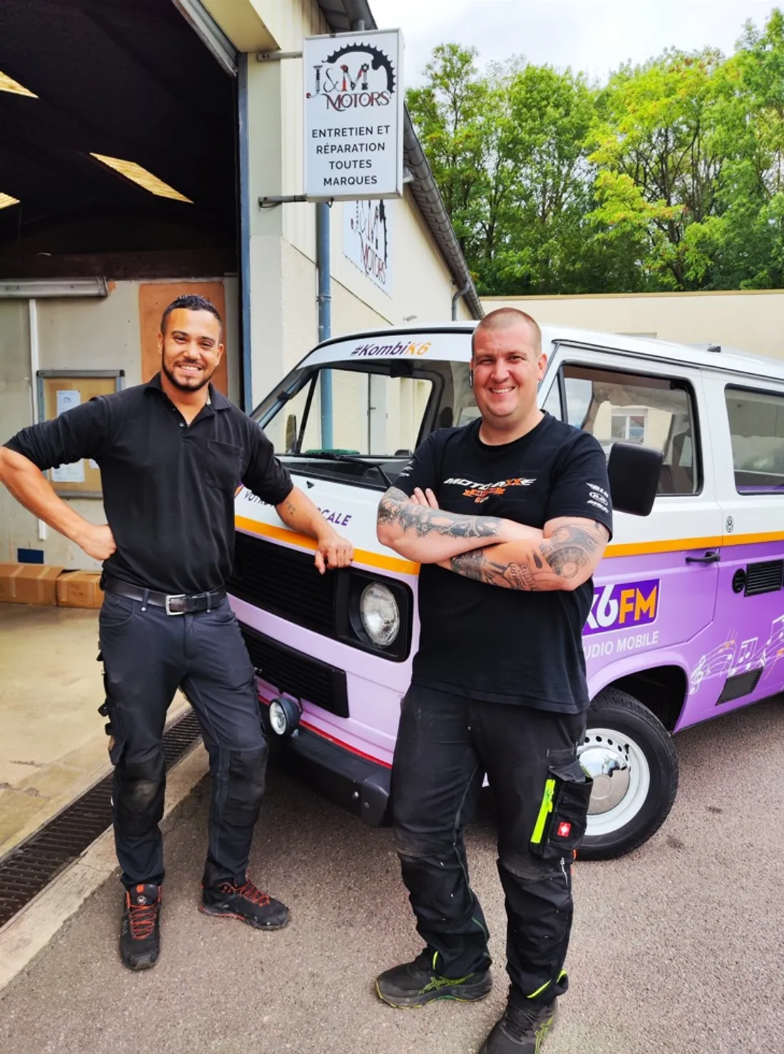 Jérémy (à gauche) et Mathieu (à droite) chouchoutent notre Kombi