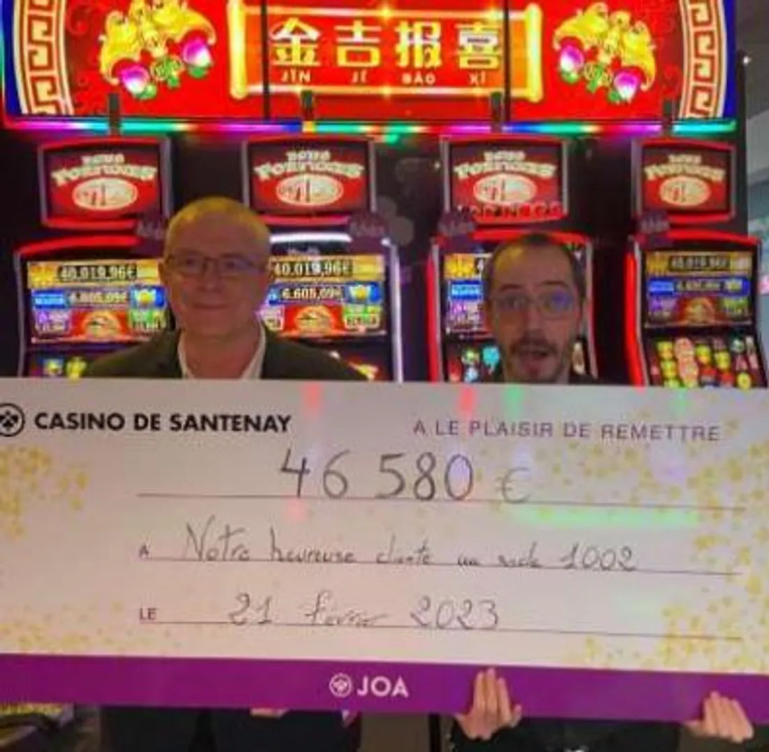 Xavier, membre du comité de direction, et Franck, caissier, heureux de présenter le chèque 