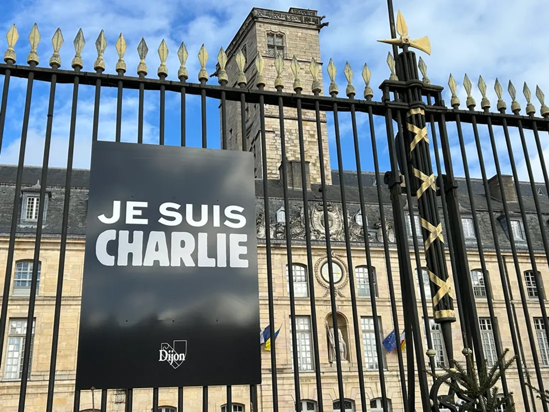 Une affiche "Je suis Charlie" a été installée sur le portail de l'Hôtel de Ville