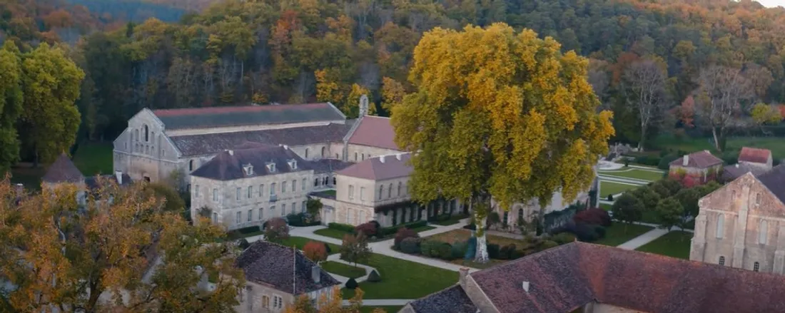 Cette vidéo débute avec des images de l'abbaye de Fontenay