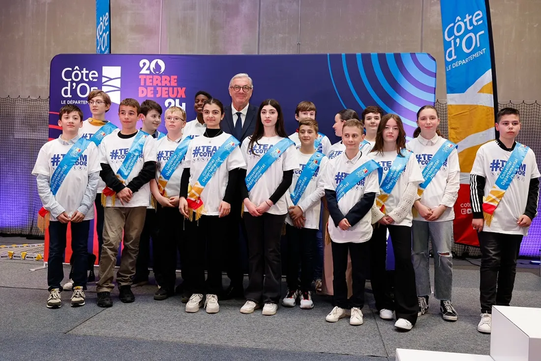 Avec plusieurs jeunes, François Sauvadet, a lancé les animations en lien avec les JO de Paris 