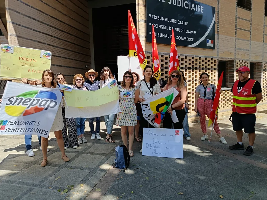 Les agents des services pénitentiaires ont manifesté ce mardi devant la cité judiciaire de Dijon 