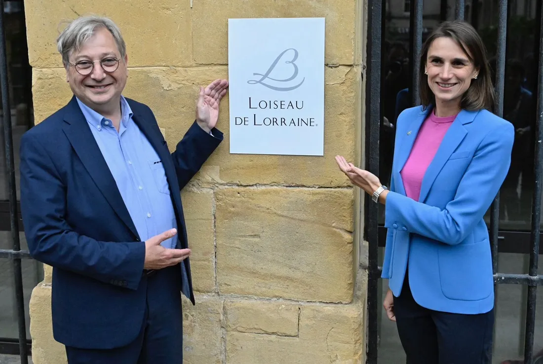 Le maire de Metz et Bérangère Loiseau lors du dévoilement de la plaque du restaurant 