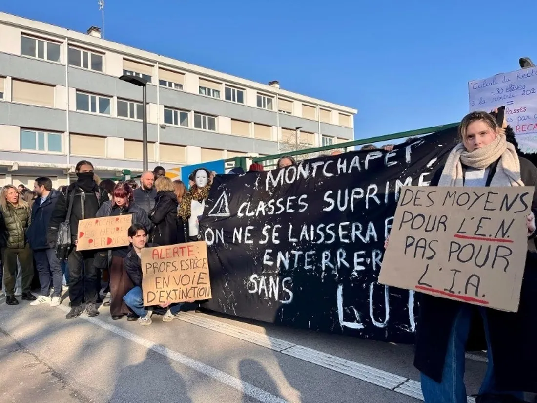 Environ 60 personnes ont manifesté ce lundi soir devant le lycée Montchapet, à Dijon 