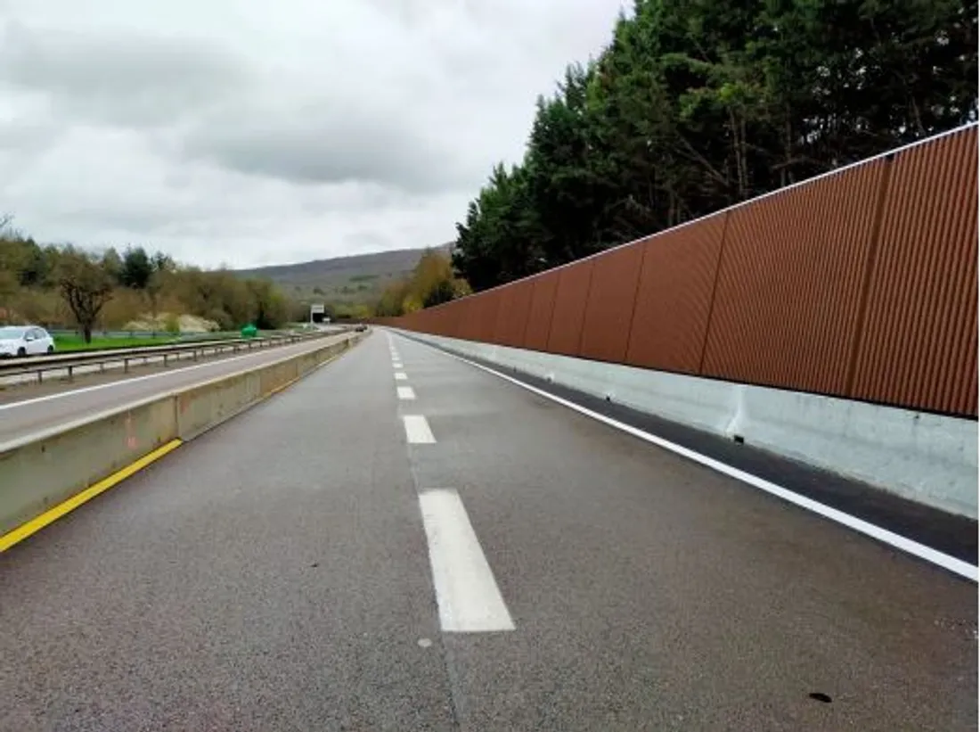 Les travaux de construction de deux murs anti-bruit sont achevés le long de l’A38, à Pont-de-Pany