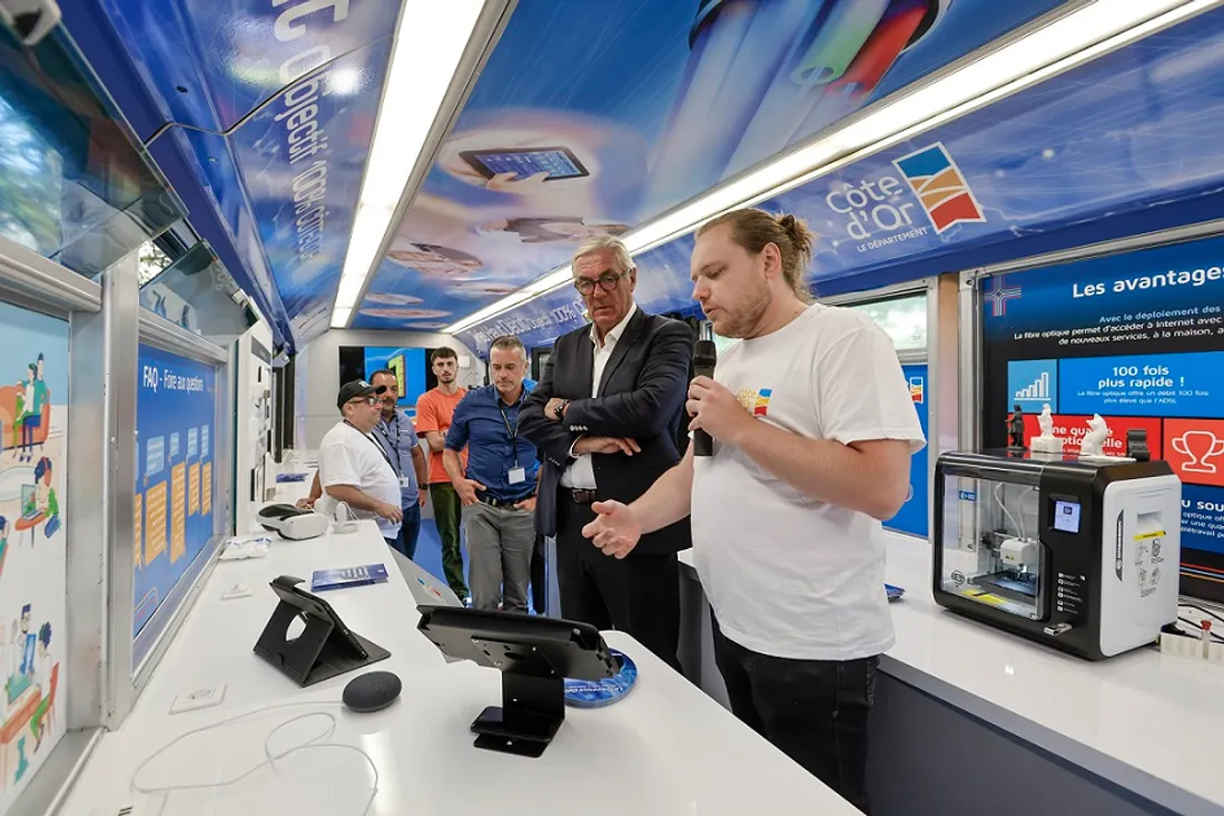 François Sauvadet a présenté ce lundi le nouveau bus numérique avec les 5 conseillers numériques 