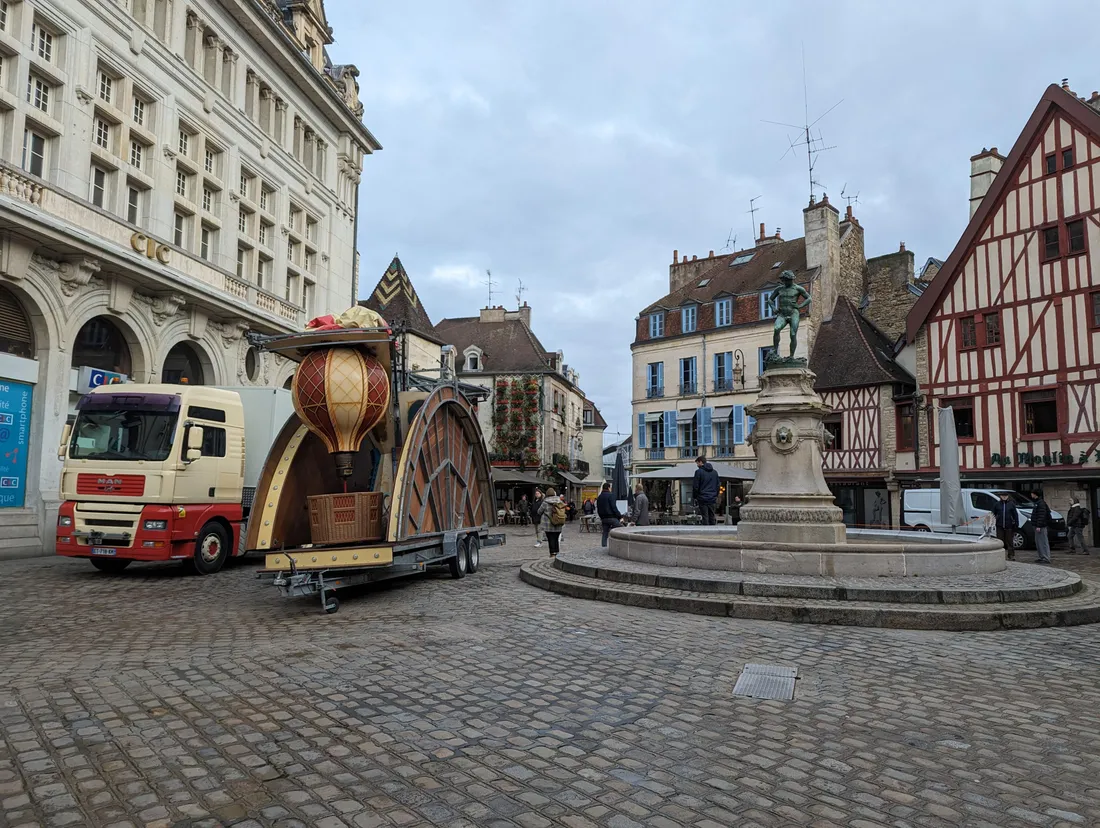 Le nouveau carrousel de la place du Bareuzai, en train d'être installé ce lundi matin.