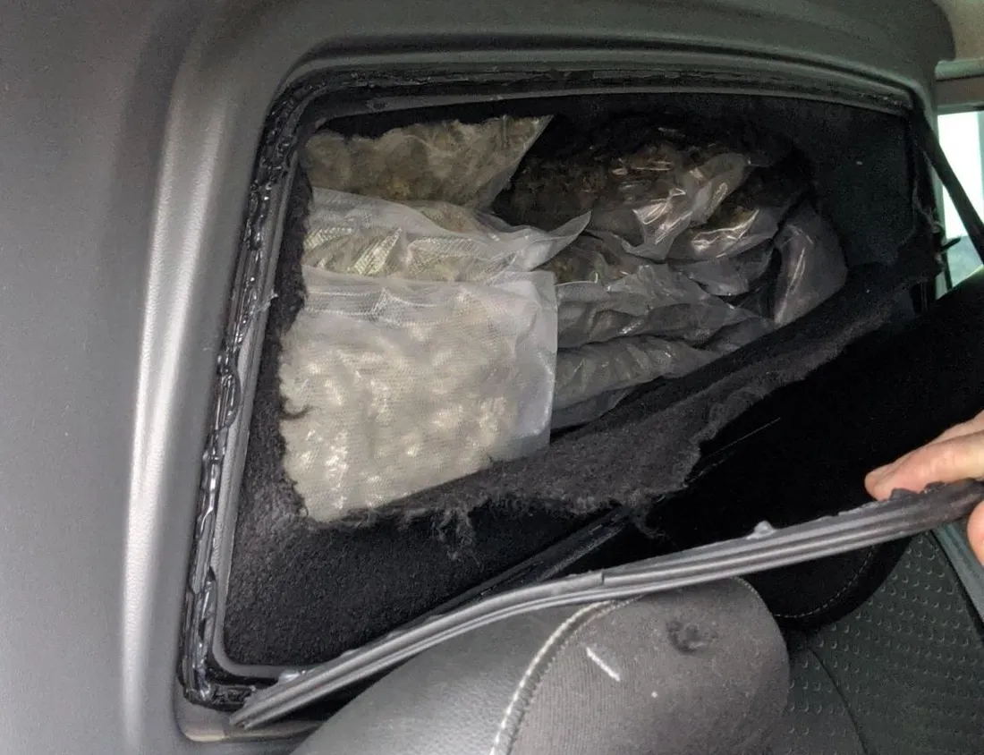 Le cannabis était caché derrière une paroi, située entre la banquette et le coffre.
