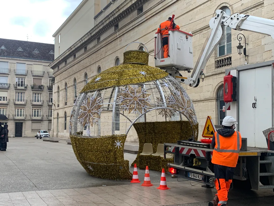 Les décorations de Noël prendront place dans les prochaines semaines à Dijon.