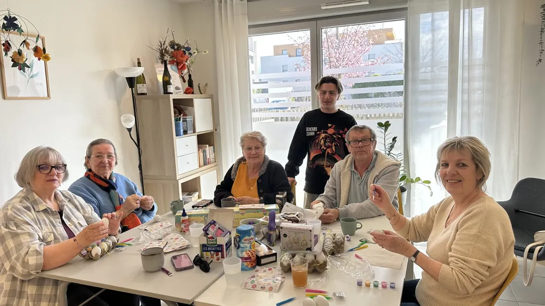 Les jeunes volontaires animent des activités auprès des seniors. 