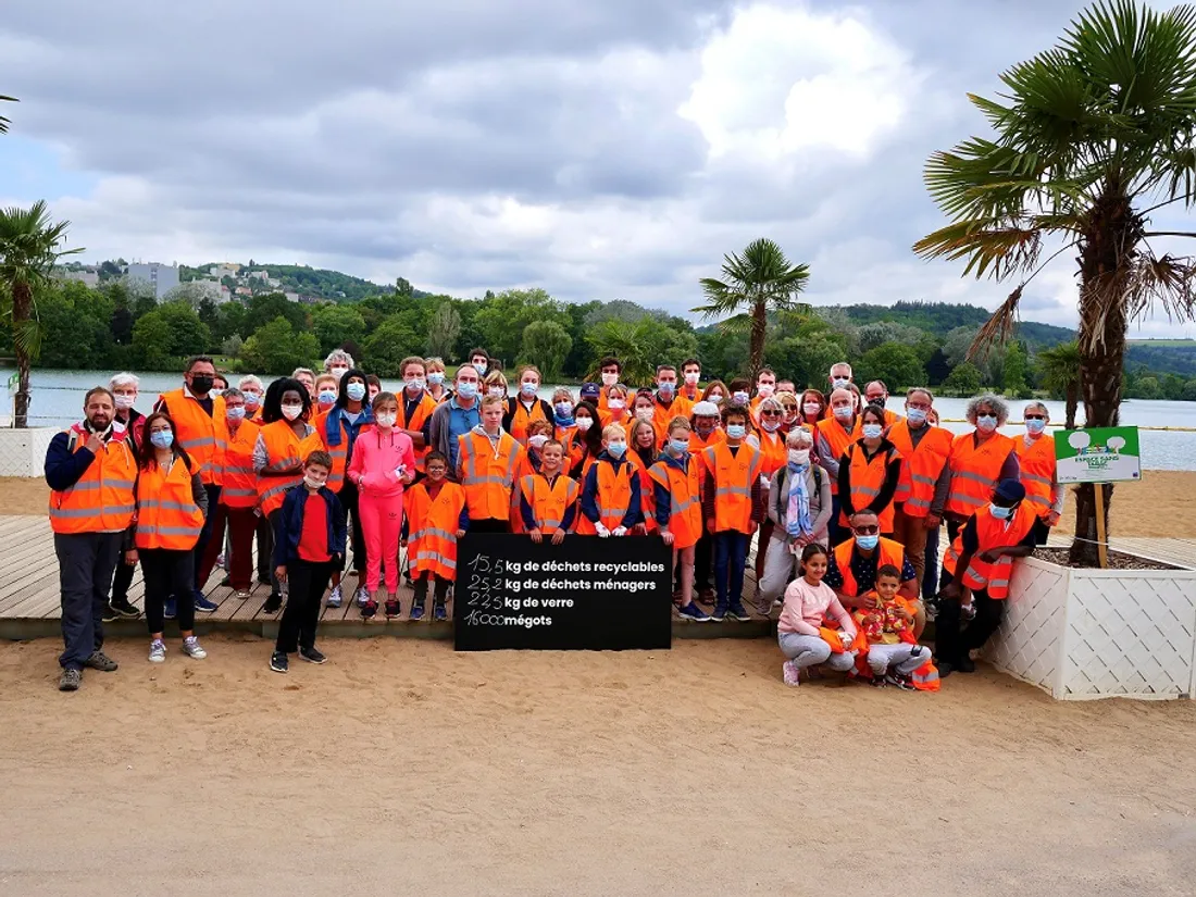Chaque année, de nombreuses personnes participent au nettoyage des abords du lac Kir
