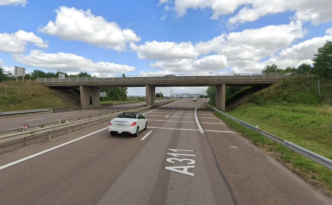 Le pont de Domois surplombe l'A311, au sud de Dijon.