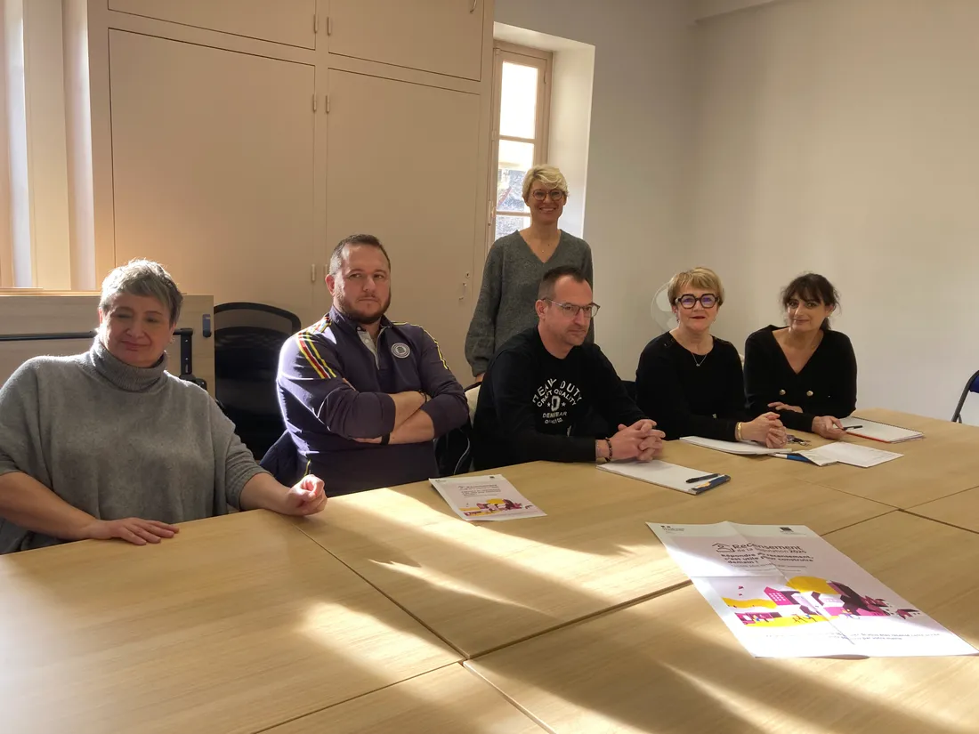 De G à D : Christine BENOIT, FM MAIRE, Virginie LEVIEL, Thierry CHAPPEZ, Sylvie GARNAUD. Magaly ROUX