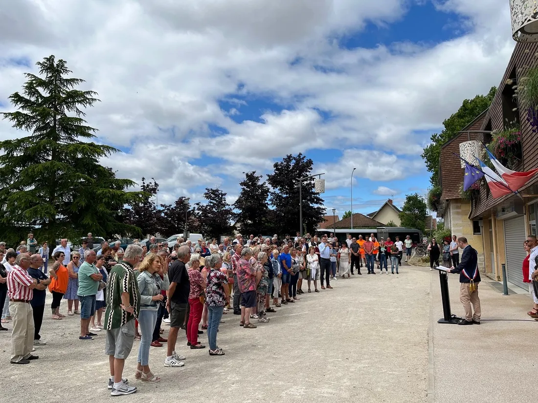 Le maire de Chevigny, Guillaume Ruet, a prononcé un discours devant les habitants 