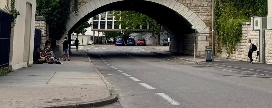 Ces personnes sans-abris sont souvent sous le pont de la voie de chemin de fer 