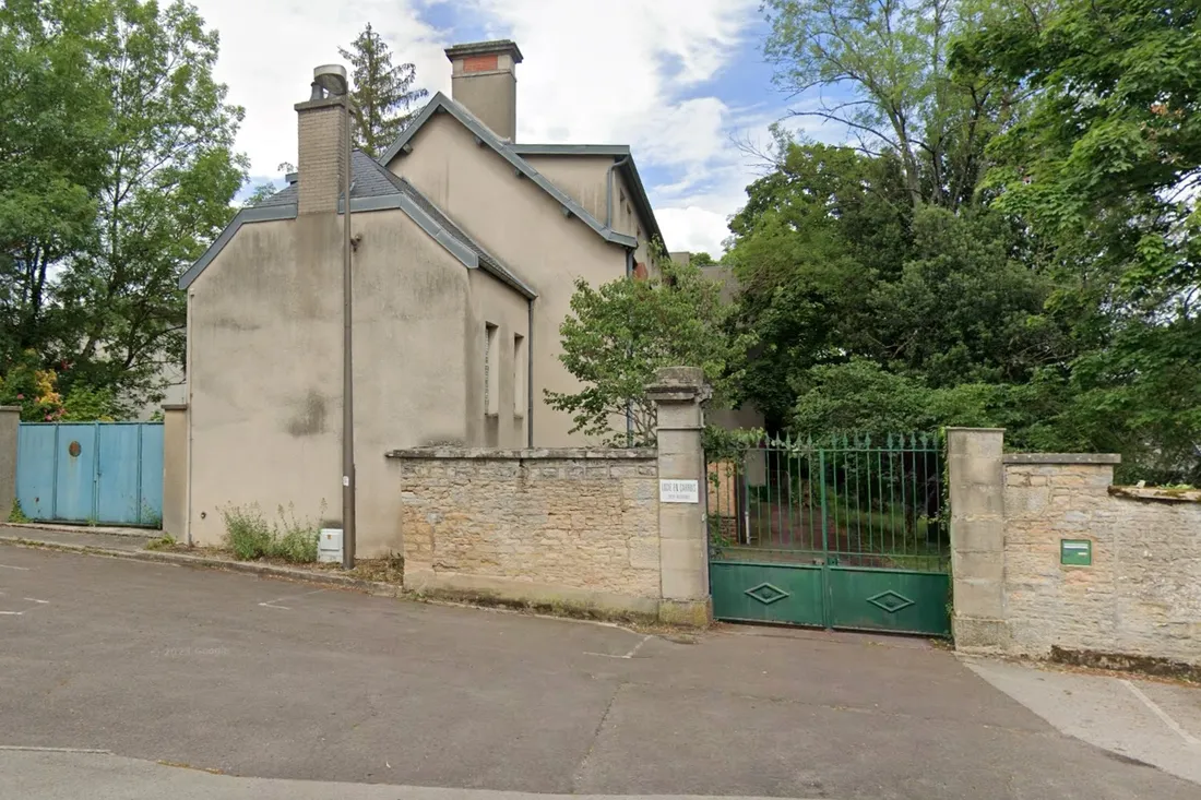 Le bâtiment se situe à l'angle de la rue de Dijon et de la rue des Carrois.
