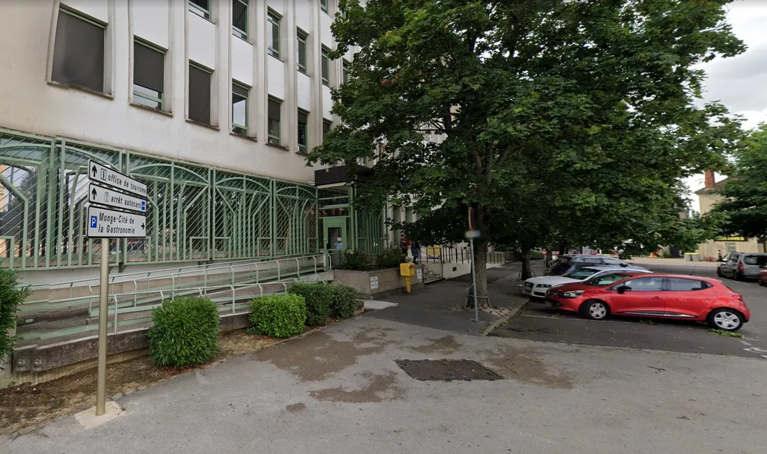 La Poste Dijon 1er Mai, située au sud du centre-ville, place du 1er Mai (comme son nom l'indique).