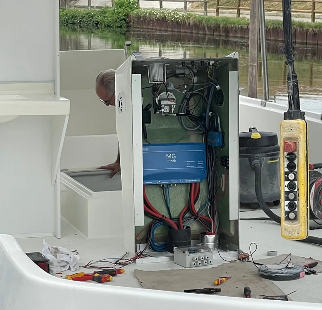 Le bateau circule sur le canal de Bourgogne, dans le sud de la région 