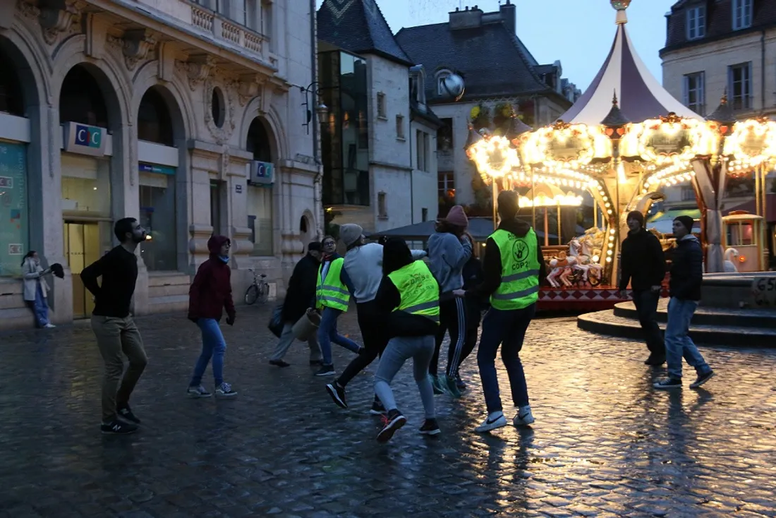 Le collectif « extinction rébellion » a organisé un tournoi de foot ce dimanche place François Rude