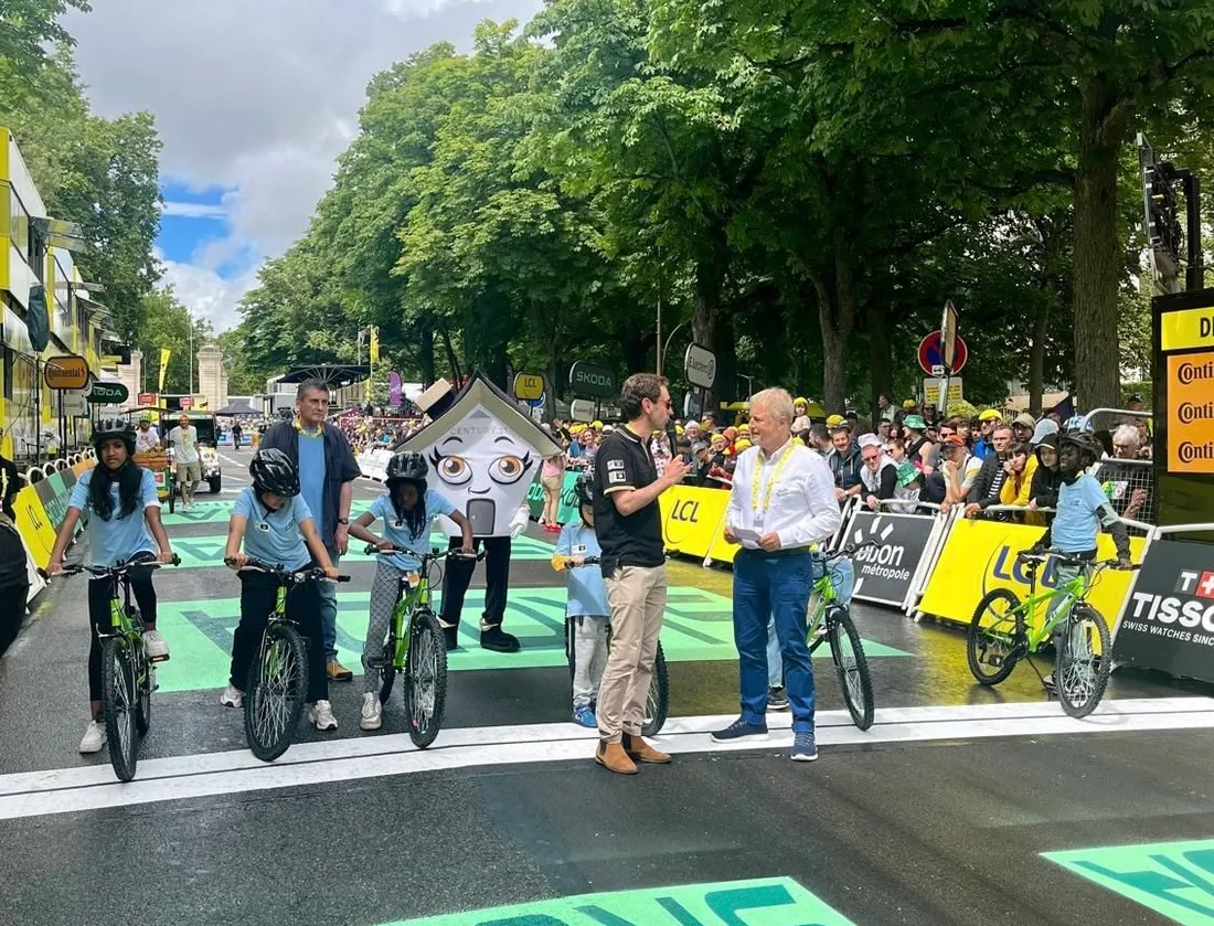 Des vélos ont été offerts à des enfants à l’occasion du Tour de France à Dijon 