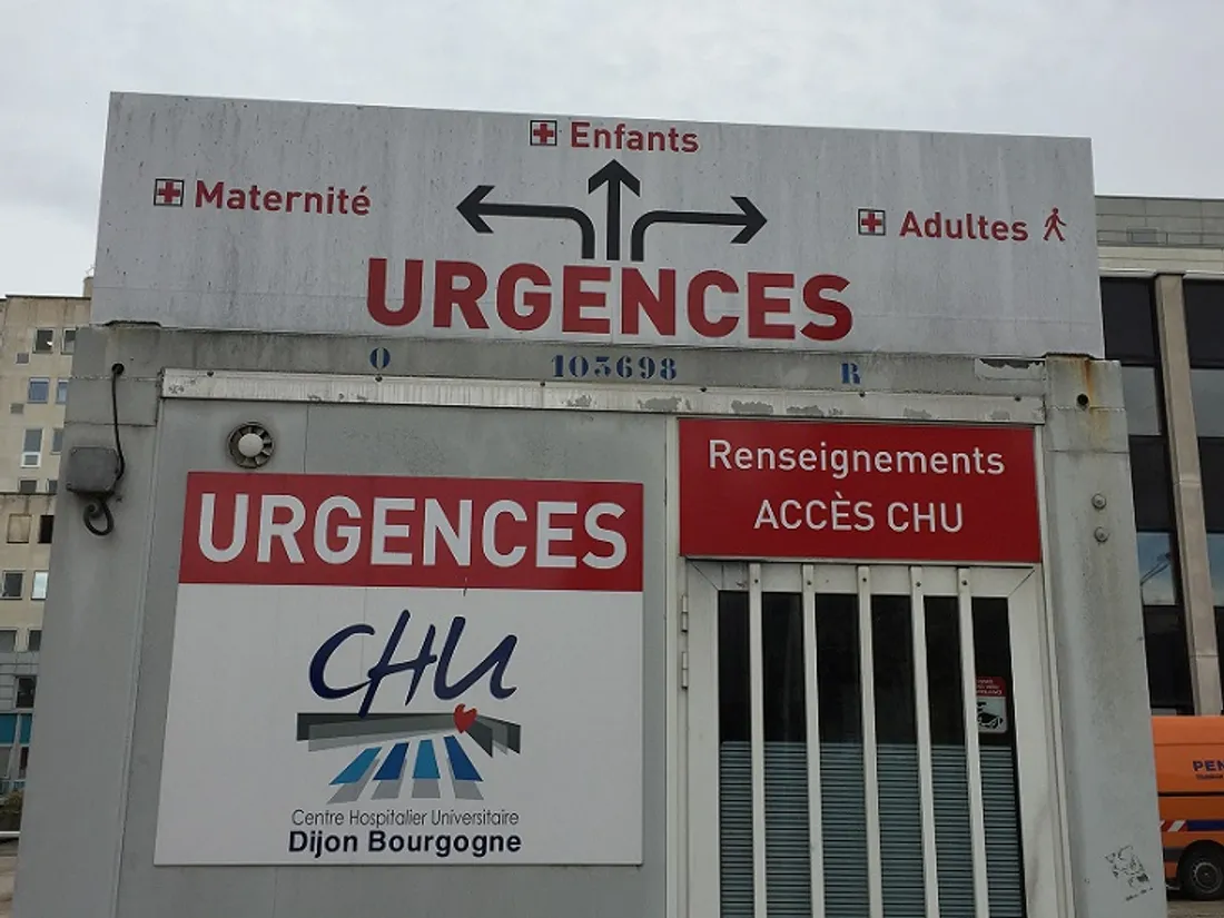 Avant de se rendre aux urgences, les personnes concernées sont invitées par le CHU à composer le 15.