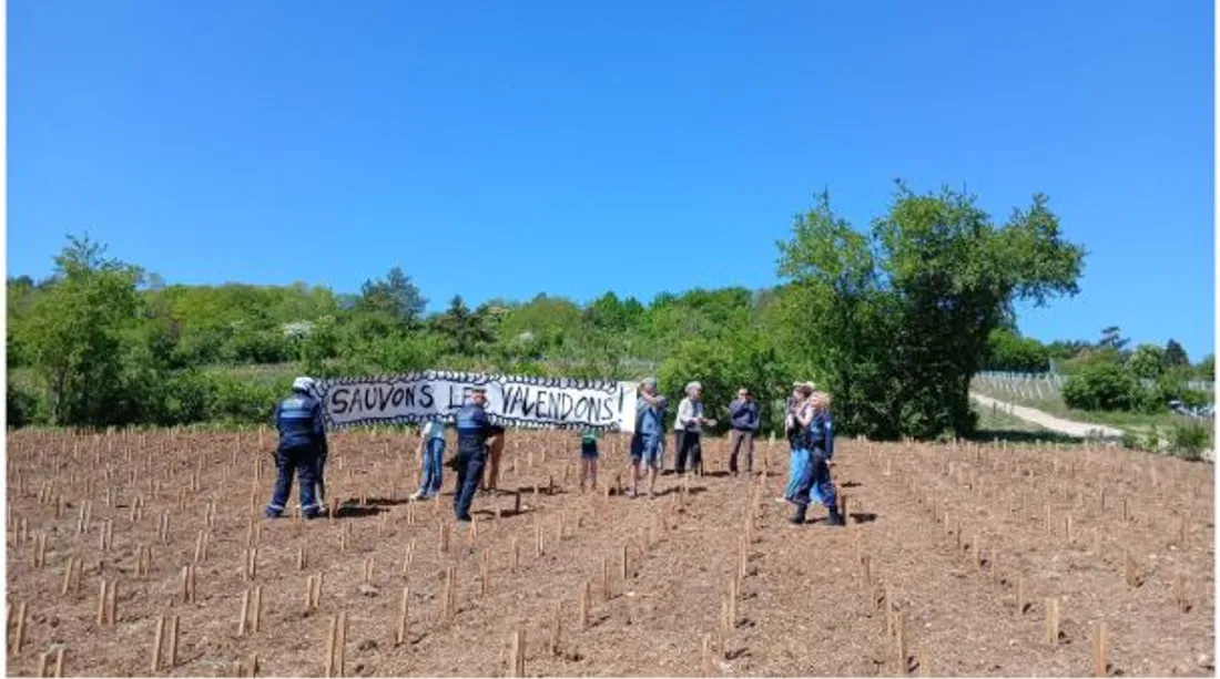 Les riverains des Valendons se mobilisent contre l’extension du vignoble au clos Pau Roca à Dijon.