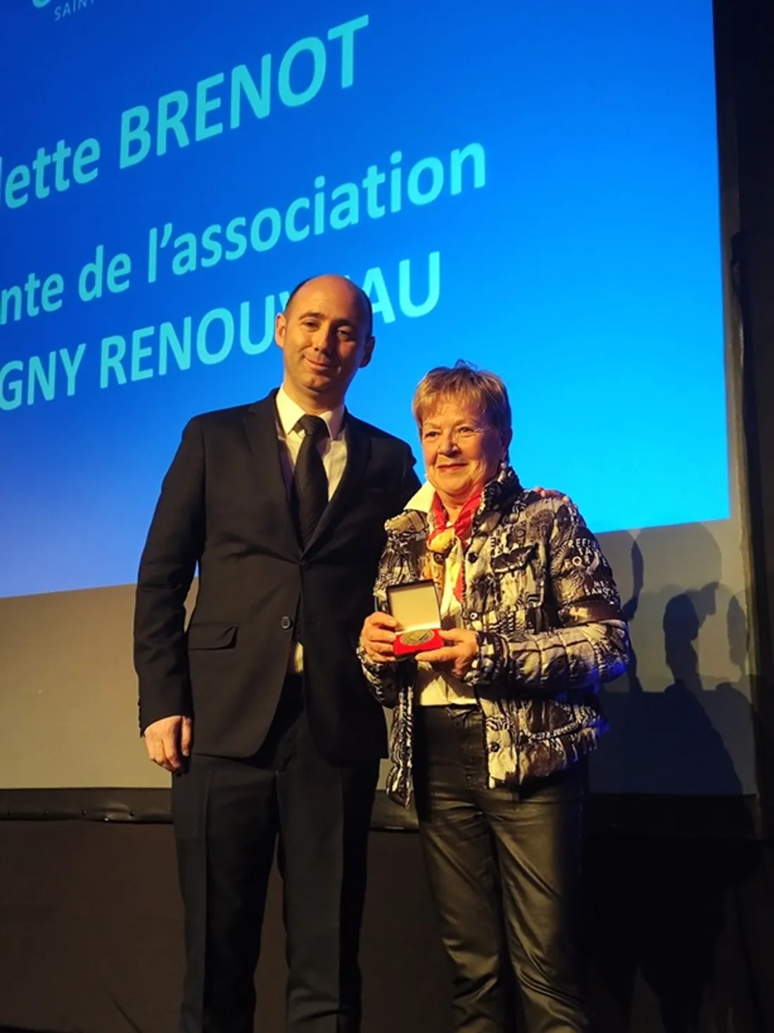 Le maire a décerné la médaille d'honneur de la ville à Arlette Brenot pour son engagement