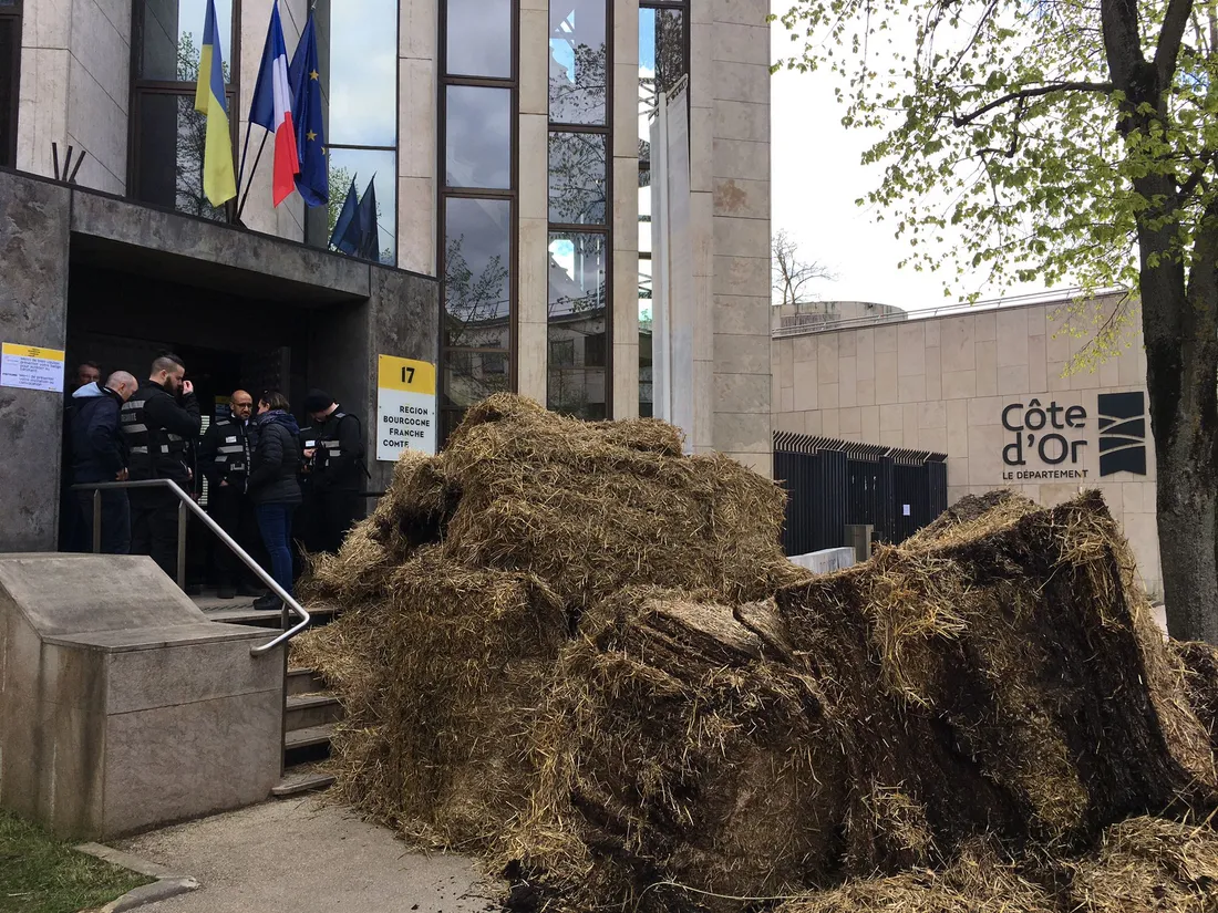 Comme en décembre dernier, de la paille a été déversée devant le Conseil régional à Dijon.