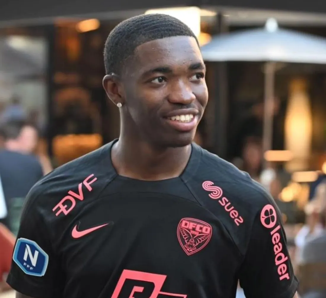 Les nouveaux maillots ont été présentés ce jeudi avec ici le milieu de terrain Zoran Moco 