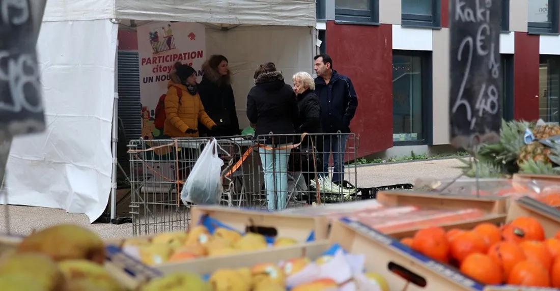 Les équipes du service démocratie locale viennent à votre rencontre sur les marchés