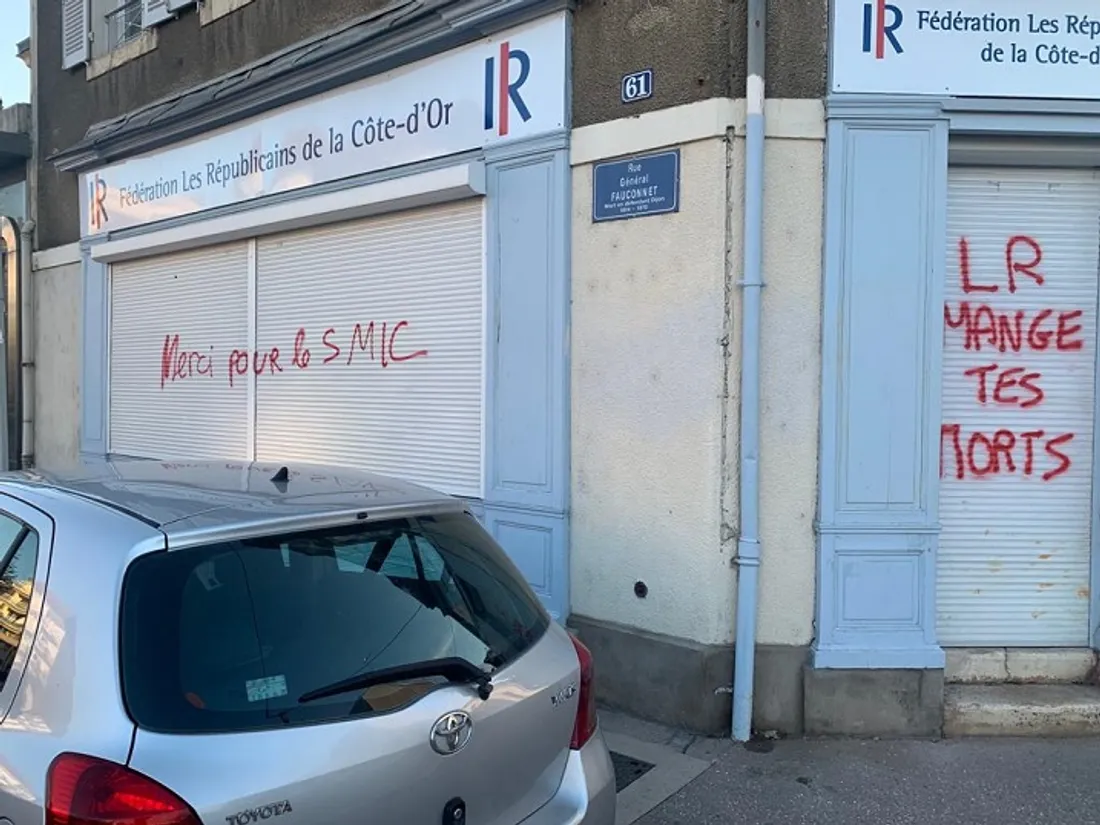 La façade a été taguée avec des inscriptions injurieuses