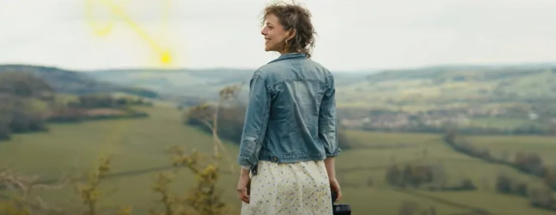 Dans ce film, on y aperçoit une jeune femme découvrir les quatre coins de la Côte-d'Or