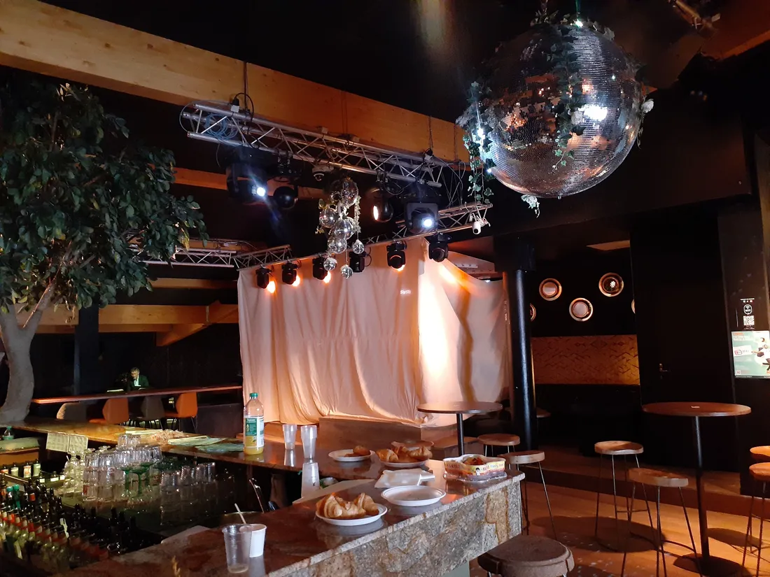 Photographie de l'intérieur du bar Melkior à Dijon, décoré pour l'événement.
