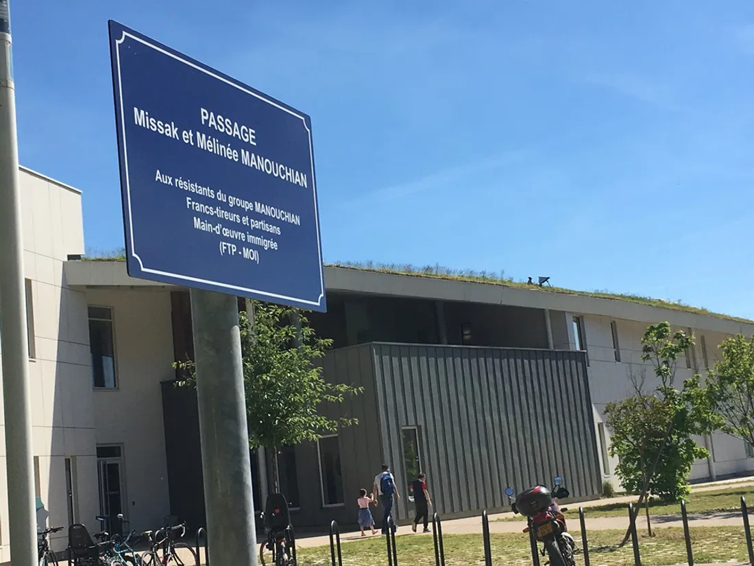 Le passage Missak et Mélinée Manouchian est situé le long de la piscine du Carrousel 