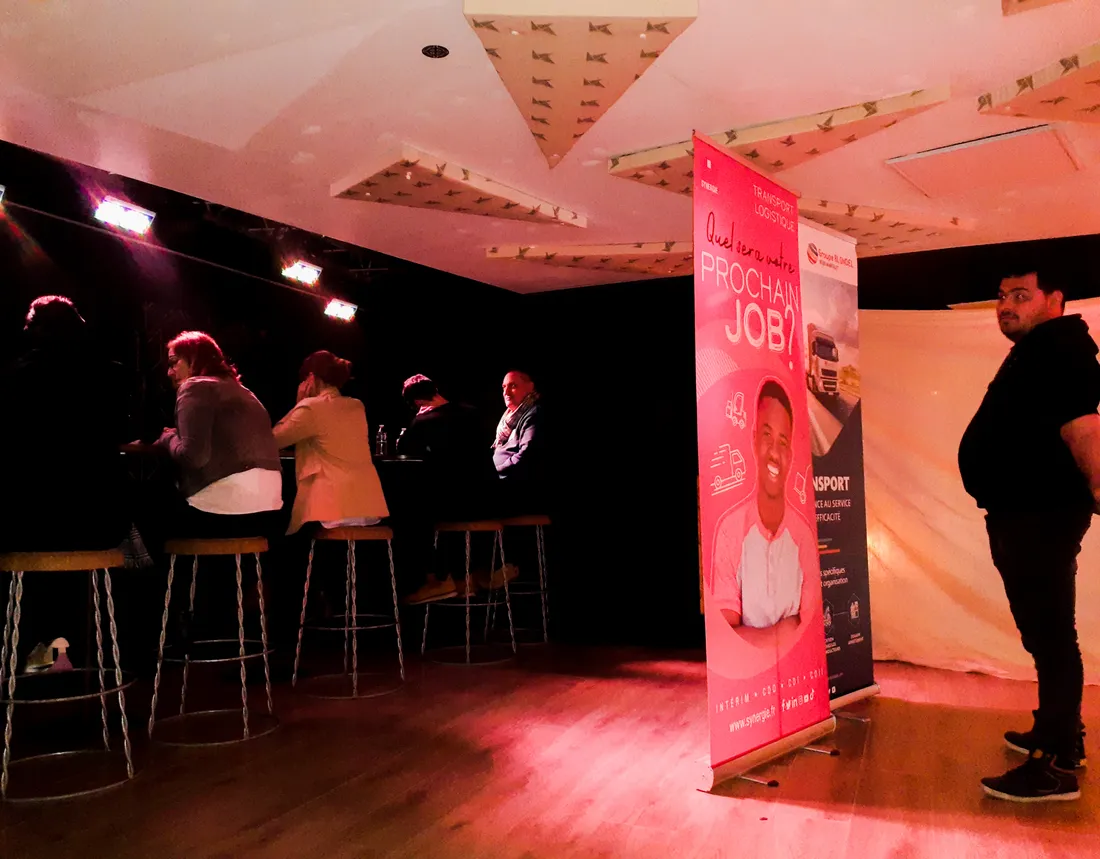 Photographie de la scène lors des passages des candidats pour le Job Dating du mardi 14 mars.