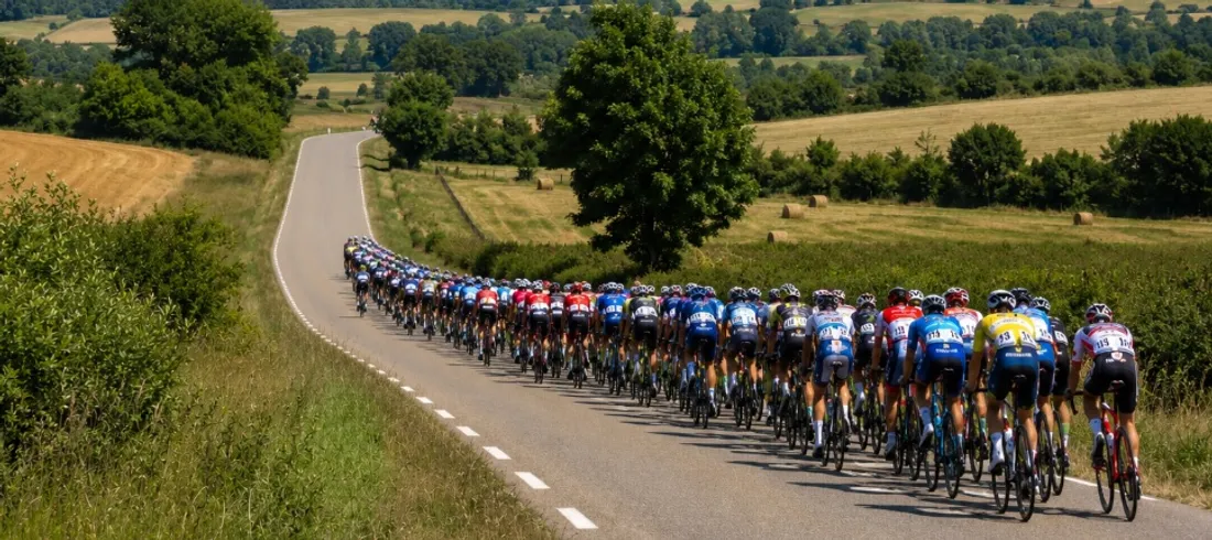Passage du Tour de l’Avenir en Côte-d’Or entre Saulieu et Semur-en-Auxois