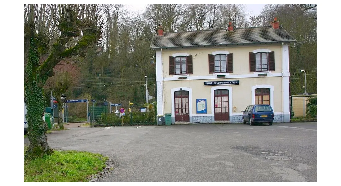 Gare du Coudray-Montceaux