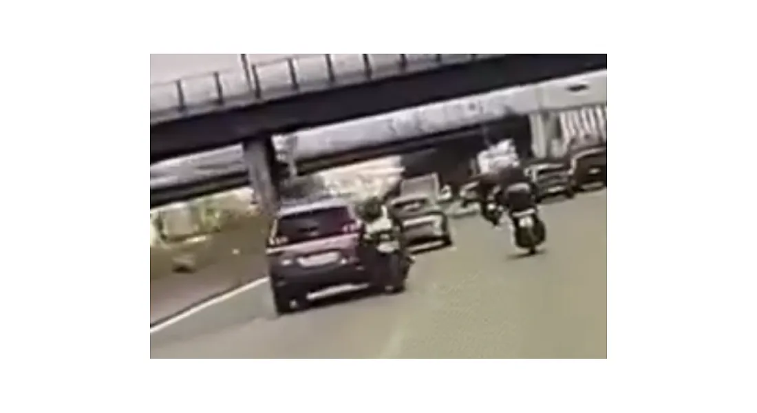 Des policiers percutent un motard