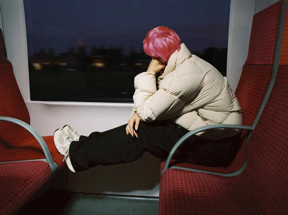 Les pieds sur les banquettes font partie des gestes qui énervent