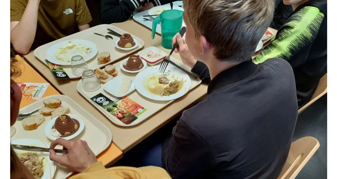 Repas à la cantine