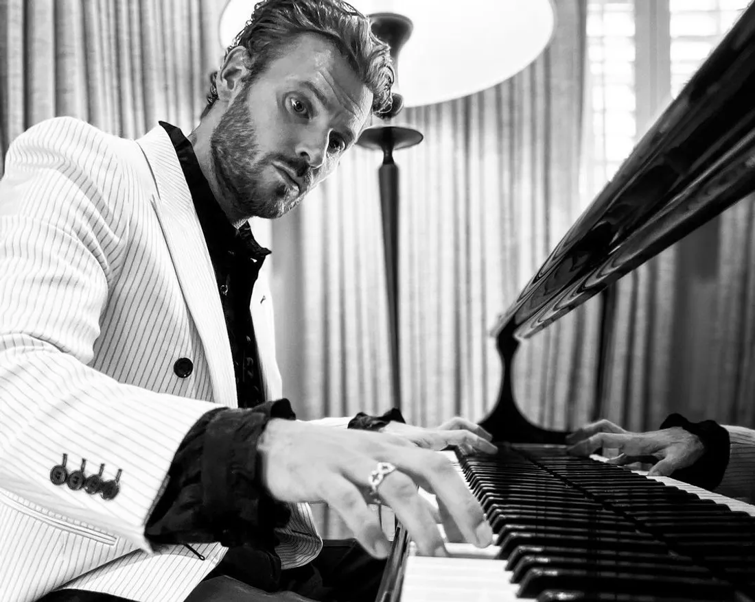 Matt Pokora joue du piano