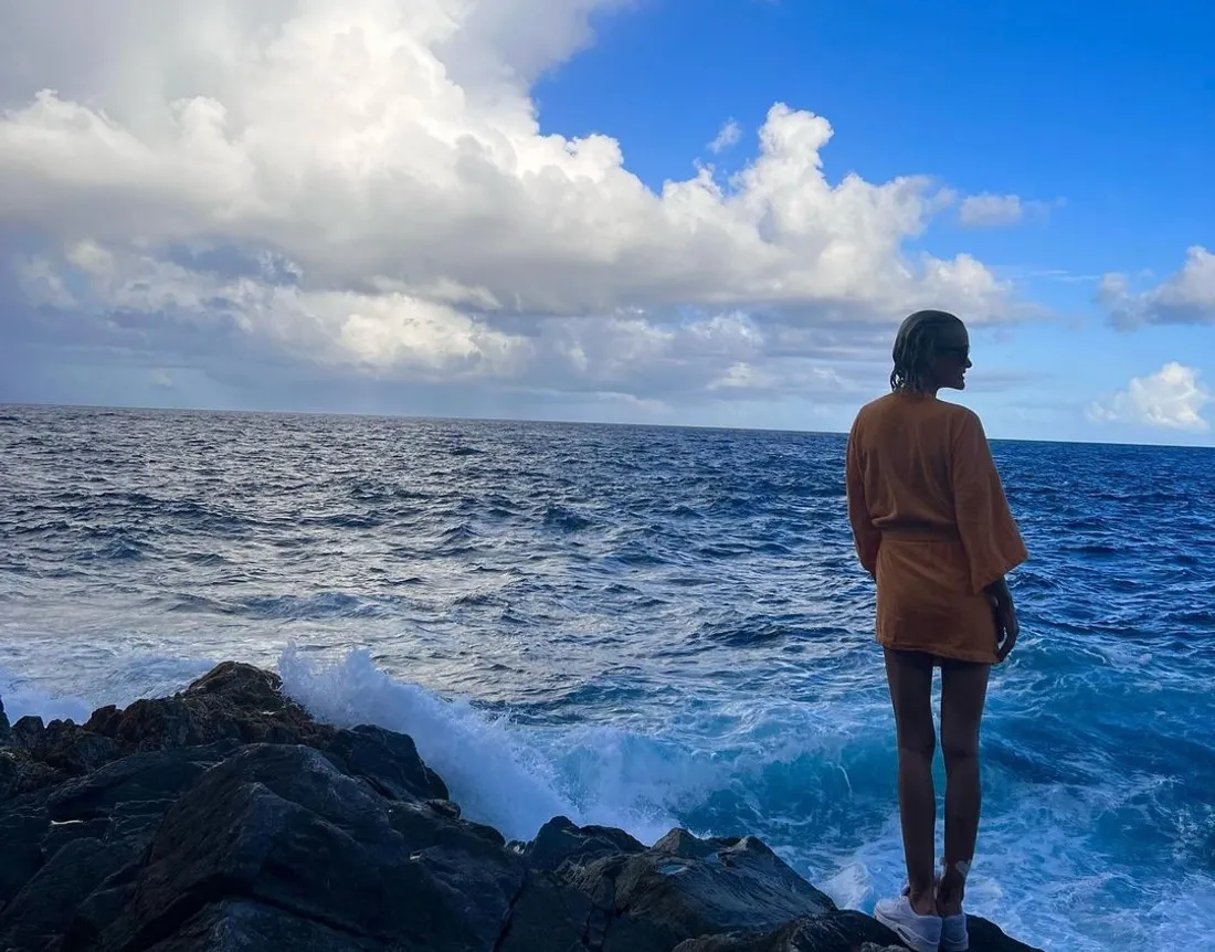 Laeticia Hallyday face à la mer