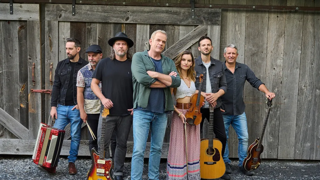 Garou entouré de ses musiciens