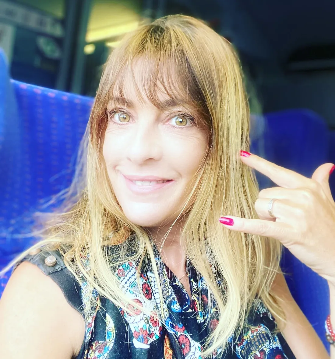 Eve Angeli dans le train vers un concert