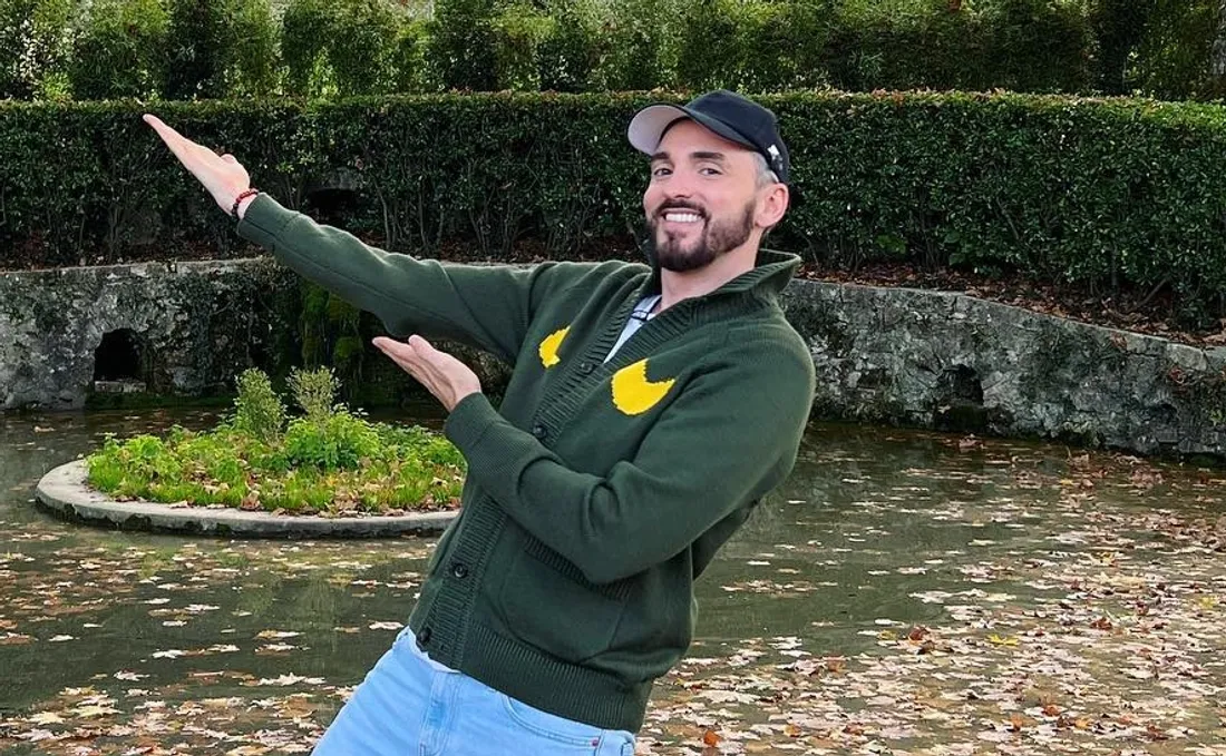 Christophe Willem devant le château de la Star Academy