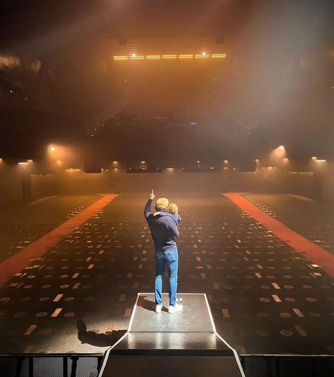 Vianney et son fils sur la scène de l'Olympia