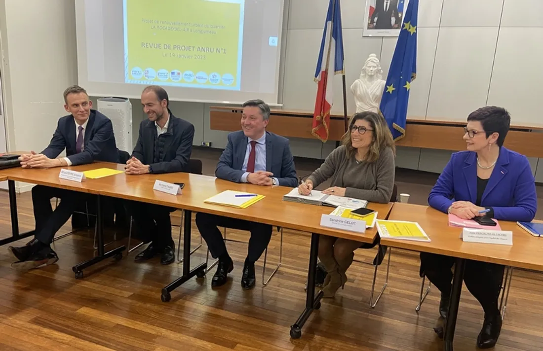 Signature d'une convention à Longjumeau