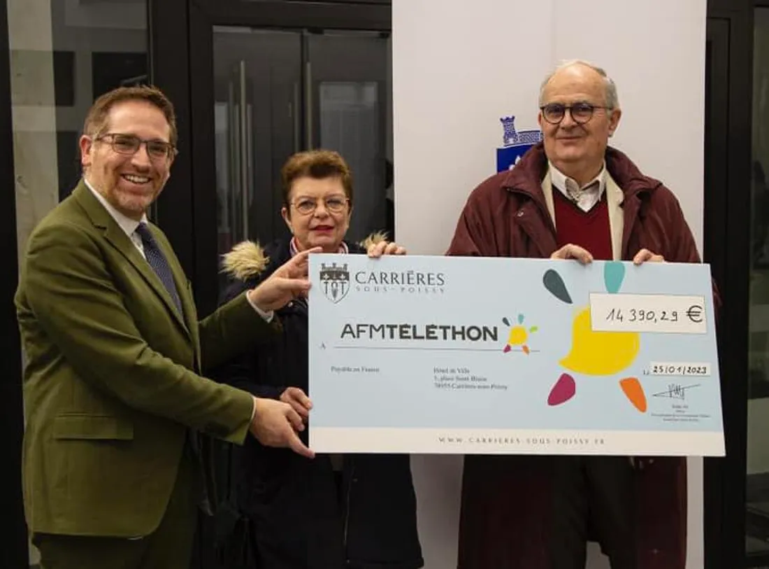 Remise du chèque au Téléthon à Carrières-sous-Poissy